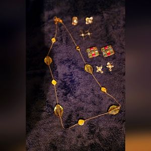 A hunter green and gold necklace with 4 pair of earrings